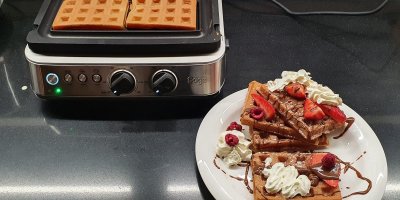 Vaflovač a vafle s jahodami, šlehačkou a čokoládou