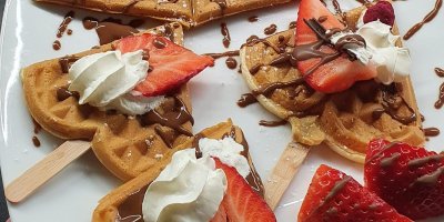 Lízátkové vafle ve tvaru srdcí s jahodami, šlehačkou a čokoládou