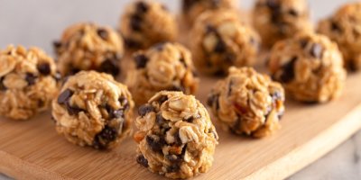 Nutellové kuličky s čokoládovými lupínky vyskládané na dřevěné podložce