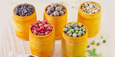 Zbarvení kuliček pepřovníku záleží na jejich vyzrálosti