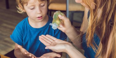 Pokud nemáte poblíž kohoutek s vodou, použijte antibakteriální gel na ruce. 