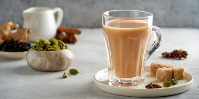 Šálek kávy se sušenkami a kardamomem