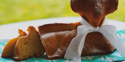 Rozkrojený velikonoční beránek s mašlí