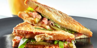 Toasty ve vajíčku se sýrem, šunkou a rukolou