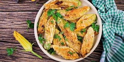 Smažené cuketové květy si doma připravíte velmi snadno