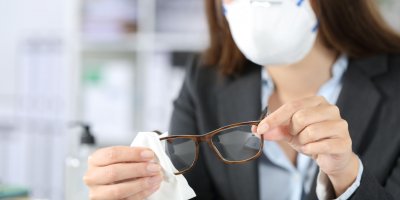 Běžné sluneční brýle nejsou natolik uzavřené, aby chránily oči na 100 %