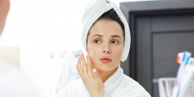 Pleť nezatěžujte make-upy a používejte raději krémy s lehčí texturou