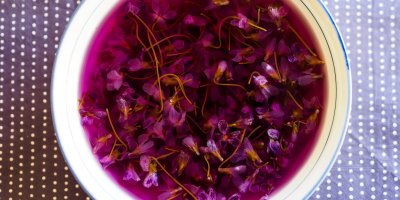 Nádoba s fialkami zalitými vodou