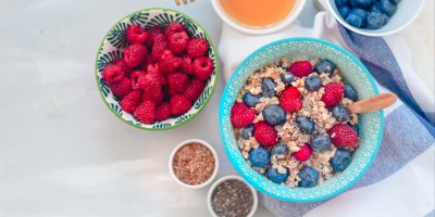 Pohanková kaše, borůvky, maliny, med