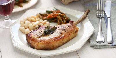 Vepřová kotleta a bílé fazole se zeleninou