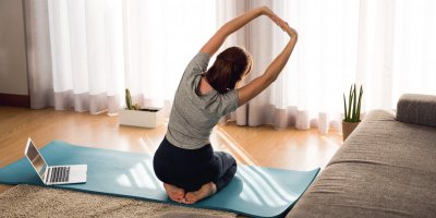 Cvičit doma můžete podle různých videí na Youtube