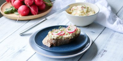 Chlebíček s vajíčkovou pomazánkou a nakrájenou ředkvičkou