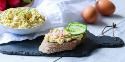 Chlebíček s vajíčkovou pomazánkou a krájenou ředkvičkou a okurkou