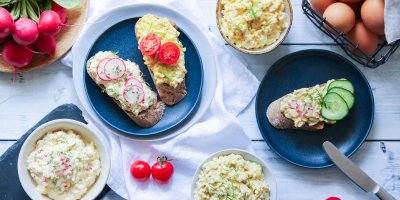 Chlebíčky s vajíčkovou pomazánkou na prostřeném stole
