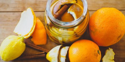 Sklenice s kůrou z citrusů, skořice a citrusy