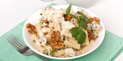 Těstoviny penne s nivou, vlašskými ořechy, smetanovou omáčkou a bylinkami, vidlička