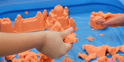 Kinetický písek se nesype a dá se krásně tvarovat