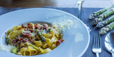 Těstoviny se sušenými rajčaty, chřestem a parmazánem