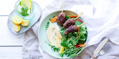 Hovězí kofty, hummus a míchaný salát, jídlo je servírované v míse