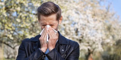 Vodnatá rýma při alergii nutí lidi neustále smrkat