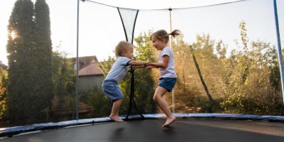 Tak takto určitě ne! Pobyt více dětí na trampolíně najednou zvyšuje riziko úrazu
