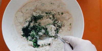 Směs mícháme nejprve lžící, dokud voda trochu nevychladne