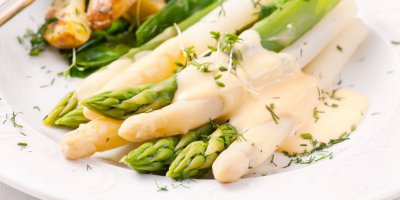 Chřest si nejvíce vychutnáte krátce povařený, podávaný s holandskou omáčkou