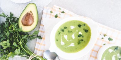 Polévka z okurky, avokáda a koriandru