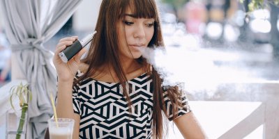 Elektronické cigarety škodí zdraví méně než ty klasické, nejzdravější je ovšem ale nekouřit vůbec