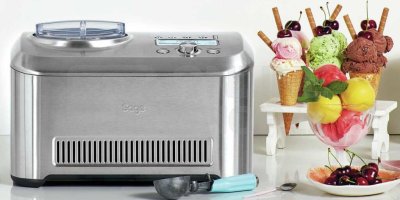 Kovový stroj na zmrzlinu Sage, vedle něj jsou kornouty s kopečky zmrzliny a miska třešní.