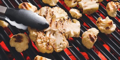 Grilované kousky květáku na grilu