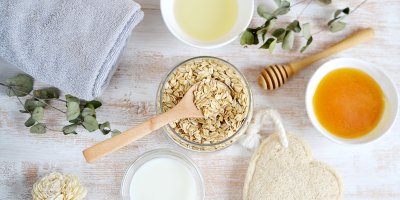 Ovesné vločky, rozmíchané vajíčko, med, jogurt a ručník