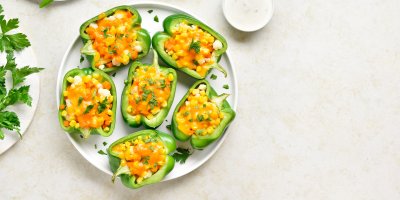 Grilované papriky plněné kukuřicí a sýrem