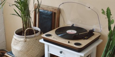 Gramofon nemusí být jen přístroj na přehraní hudby, ale také krásný designový kousek v bytě