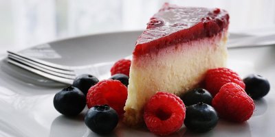 Tento nepečený cheesecake s malinovou polevou zkrátka musíte vyzkoušet