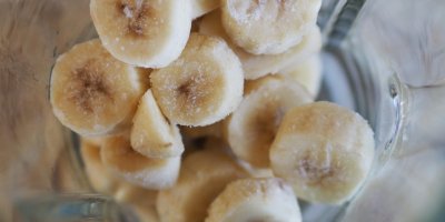 Zamražené banány v misce