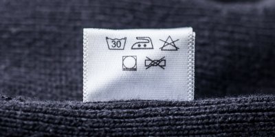 Štítek s ikonami na černém kusu oblečení