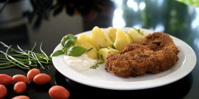 Květákový řízek s bramborem na talíři