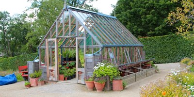 Otevřený skleník na zahradě