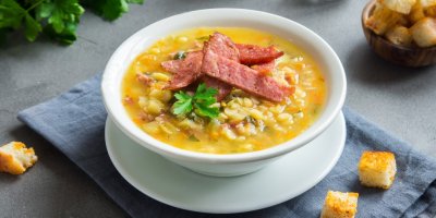 Polévka s uzeným masem