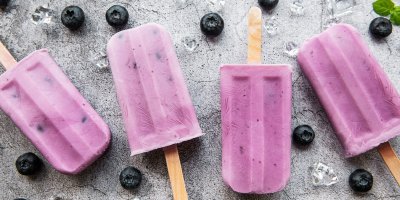 Borůvkové nanuky, kolem pohozené borůvky