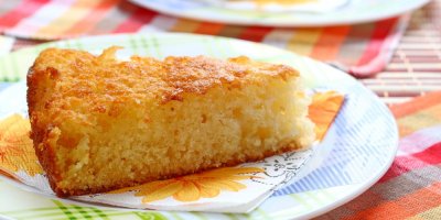 Ukrojený kousek kefírové buchty na talířku