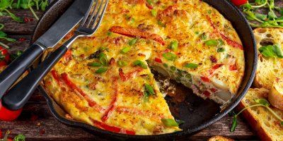 Nakrojená frittata v pánvi