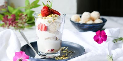 Tvarohové knedlíčky s kokosem a Baileys krémem servírované ve sklenici