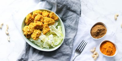 Kuřecí nugetky a salátek na talířku