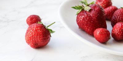 Nejlepší jahody jsou ty ze zahrádky – vybarvené sluníčkem, plné chuti a krásně voňavé