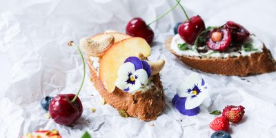 Chlebíček s nektarinkou, medem a kešu oříšky