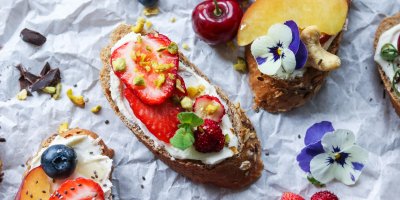 Ovoce doplňte ořechy a bylinkami