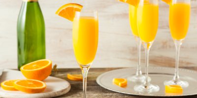 Mimosa ve vysokých sklenicích