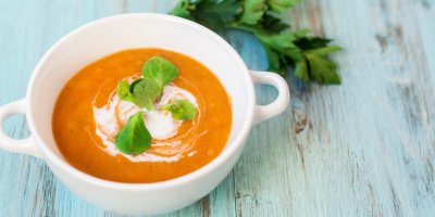 Krémová polévka se zakysanou smetanou a bylinkami